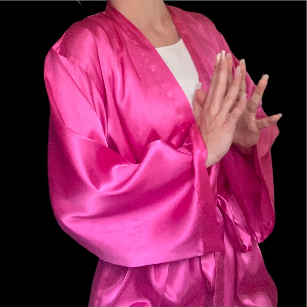 vintage pink silk mini robe 

l